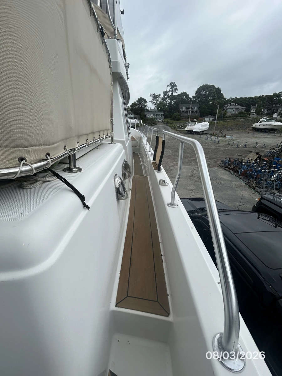 43' Mainship starboard side deck2