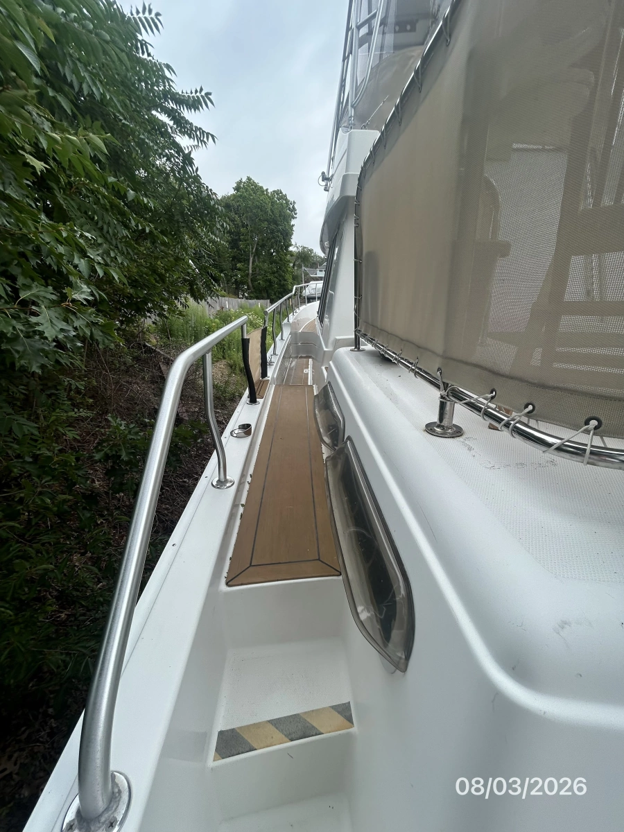 43' Mainship port side deck2