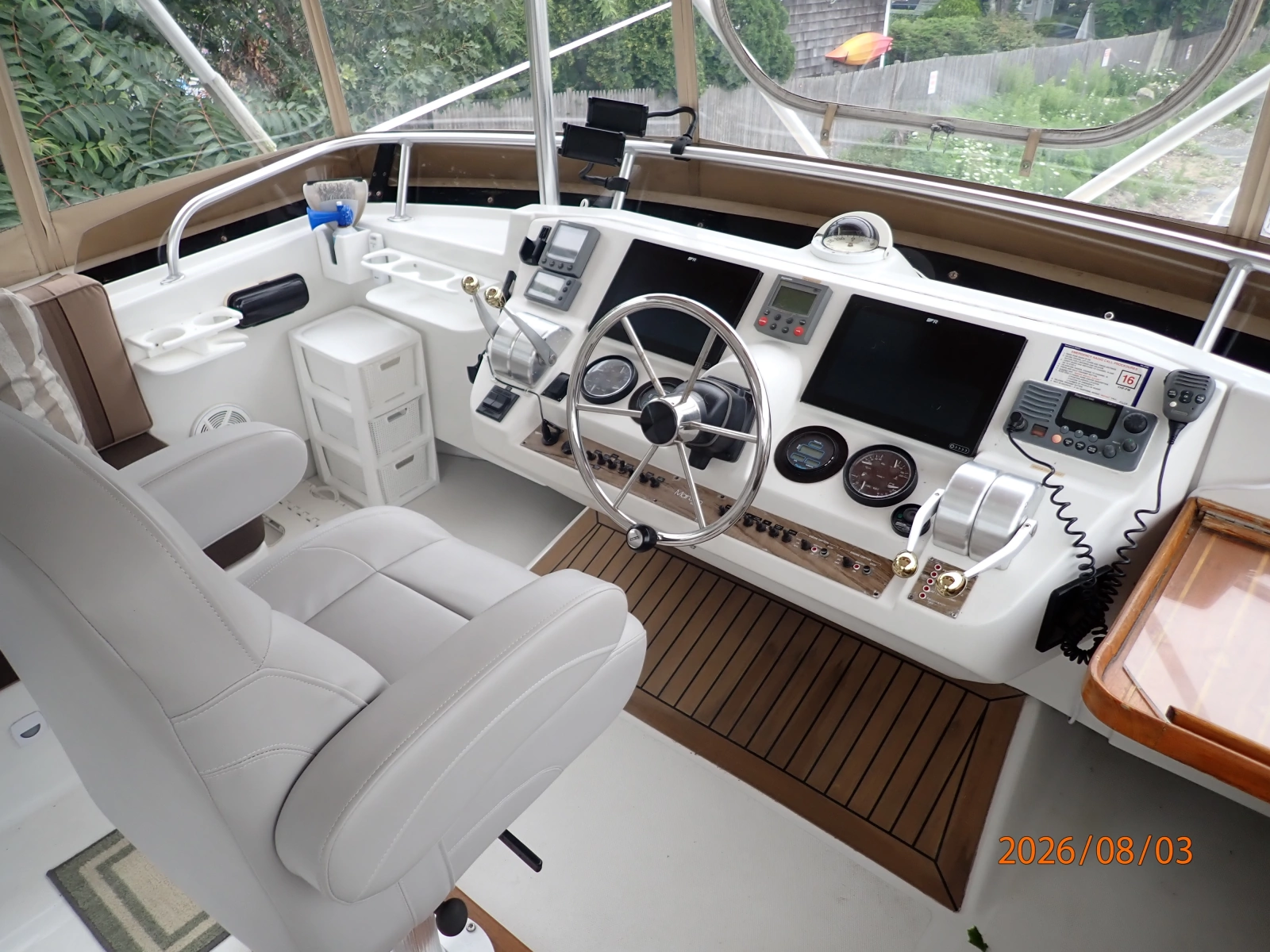 43' Mainship flybridge helm2