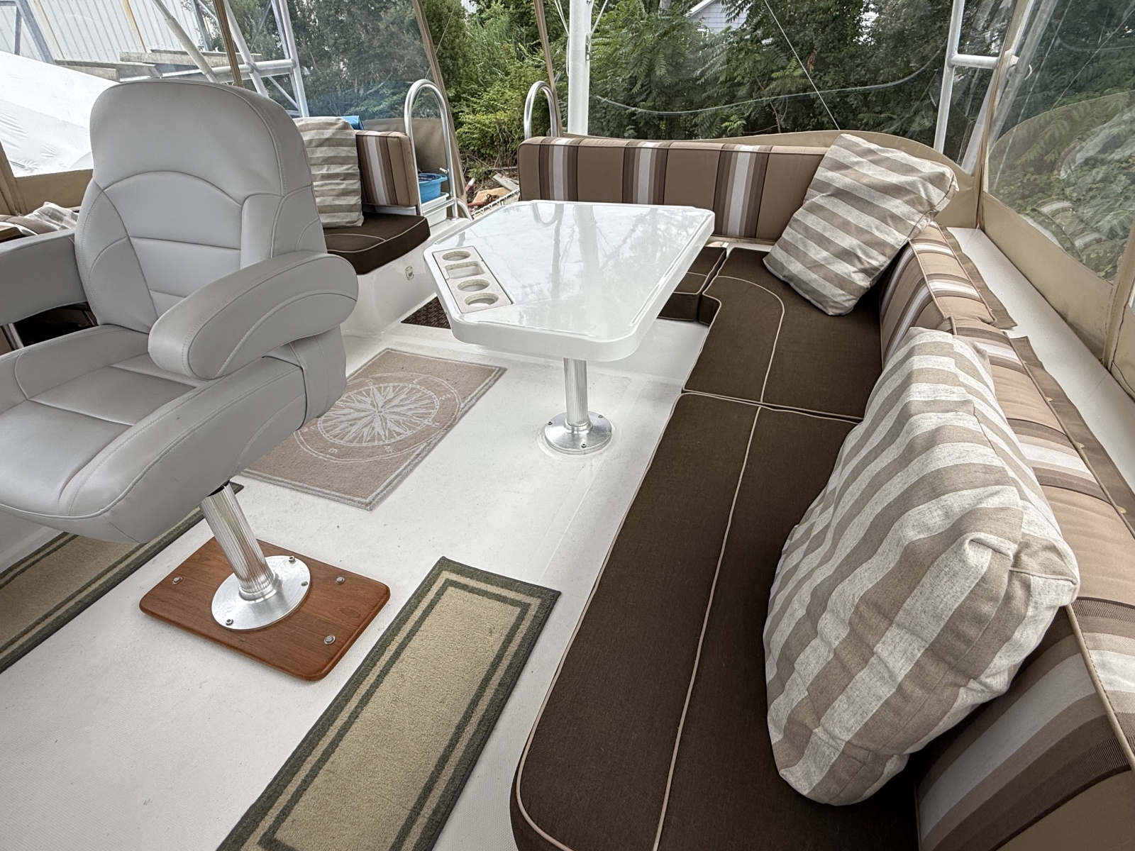 43' Mainship flybridge port aft seating3