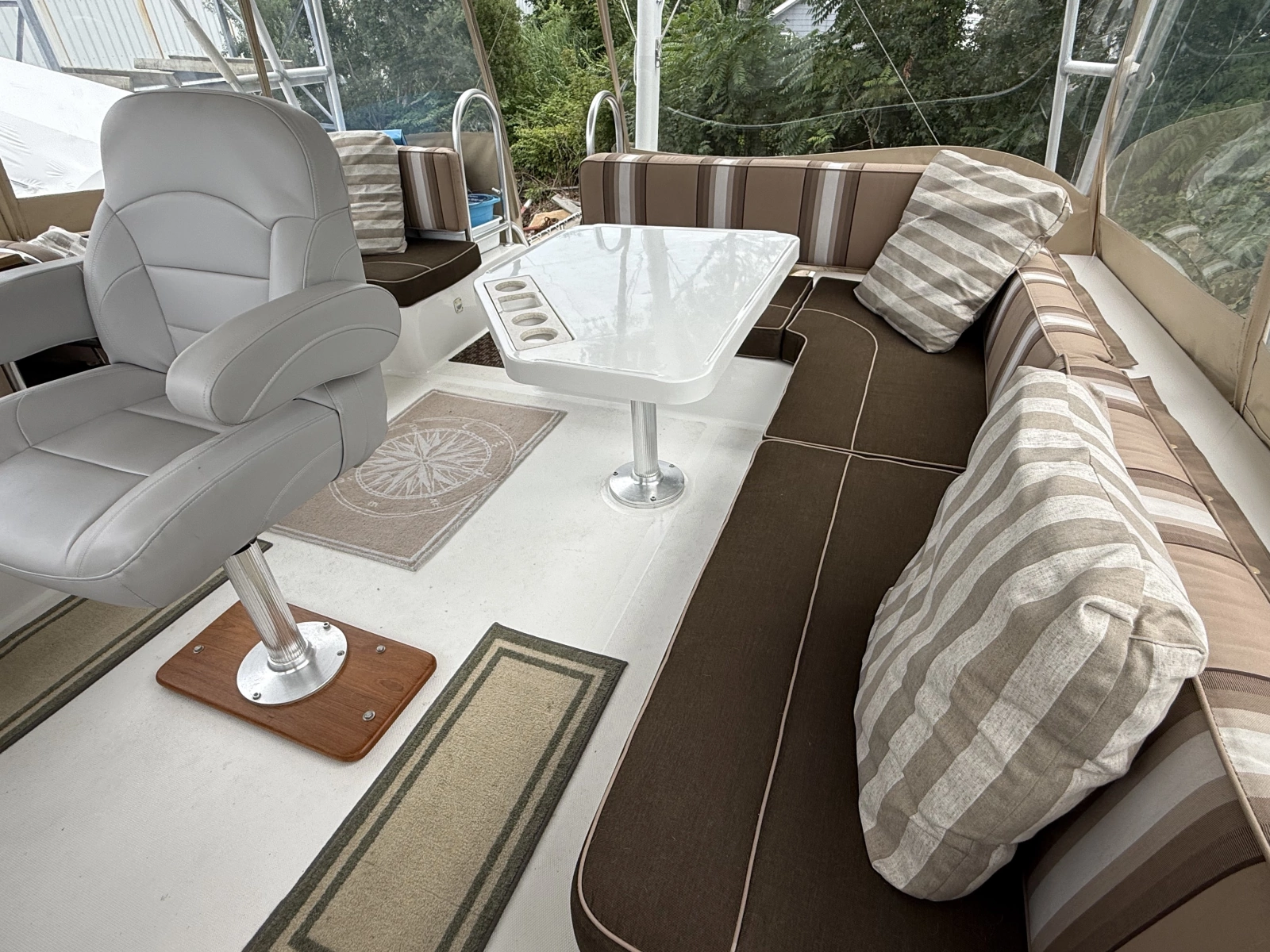 43' Mainship flybridge port aft seating3