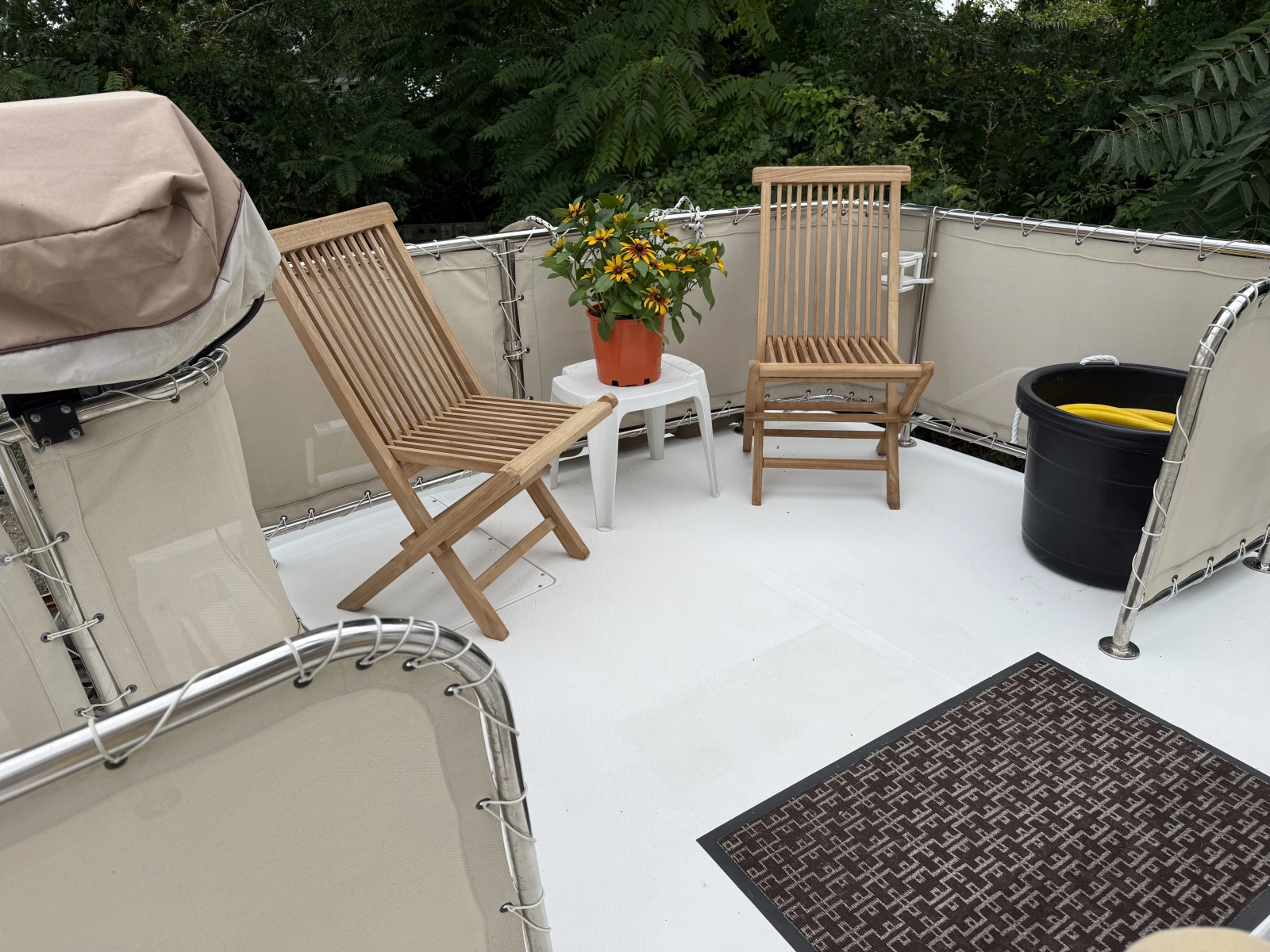 43' Mainship trunk cabin seating