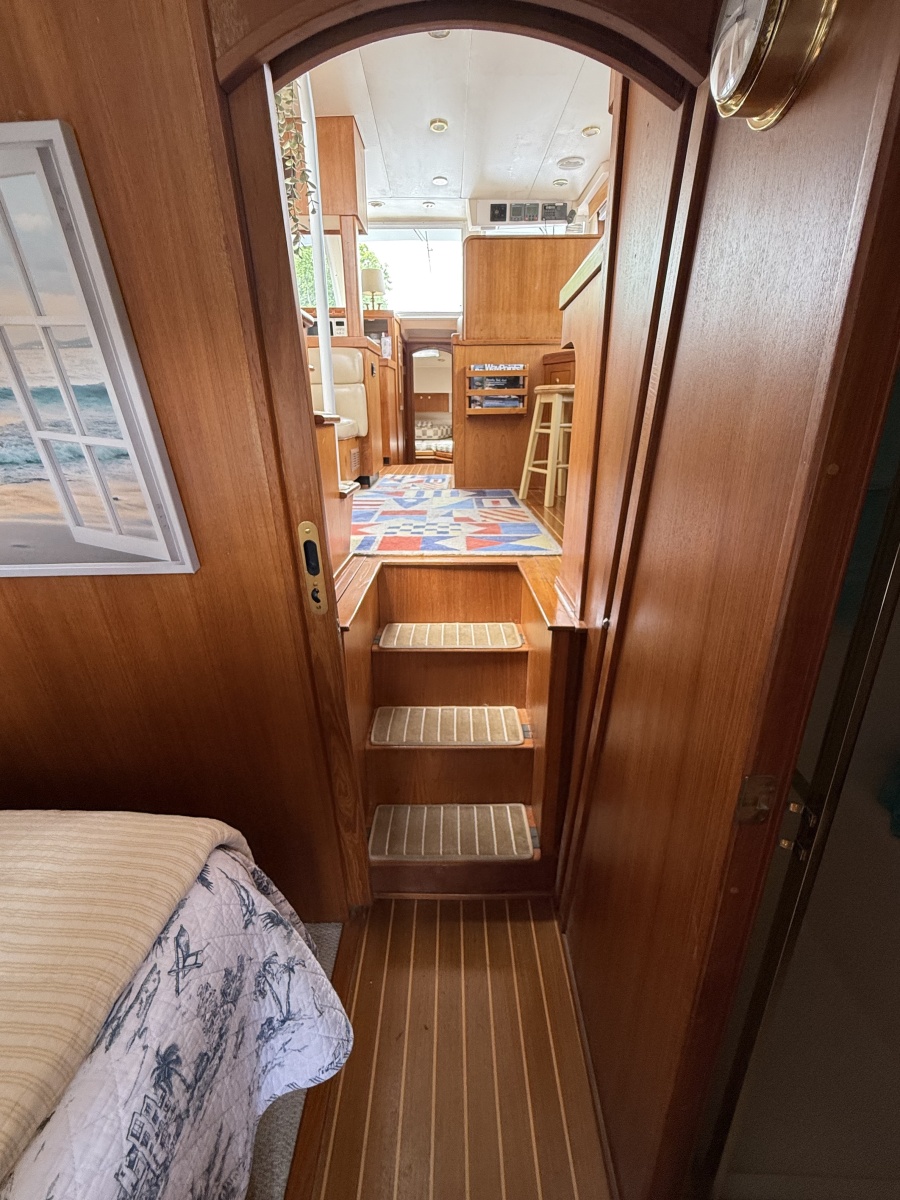 43' Mainship master stateroom companionway