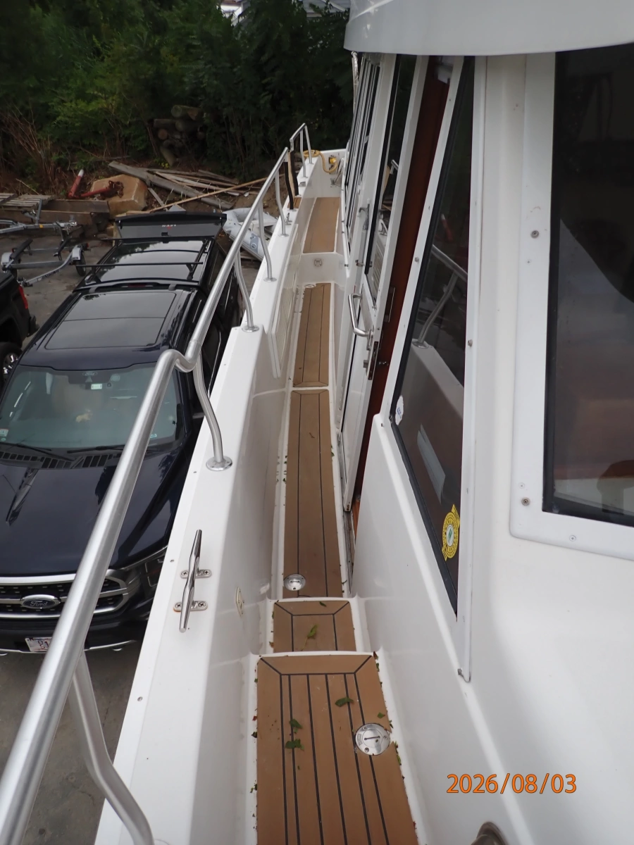 43' Mainship starboard side deck1