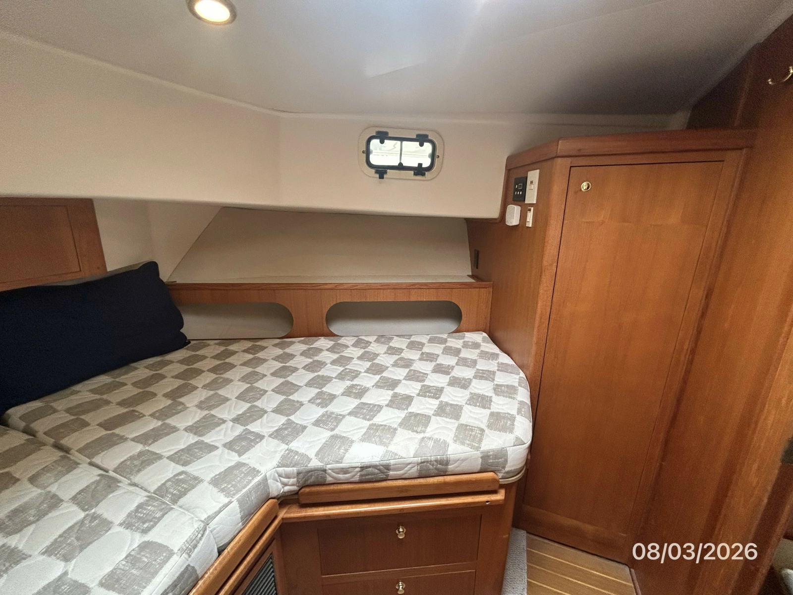 43' Mainship guest stateroom starboard