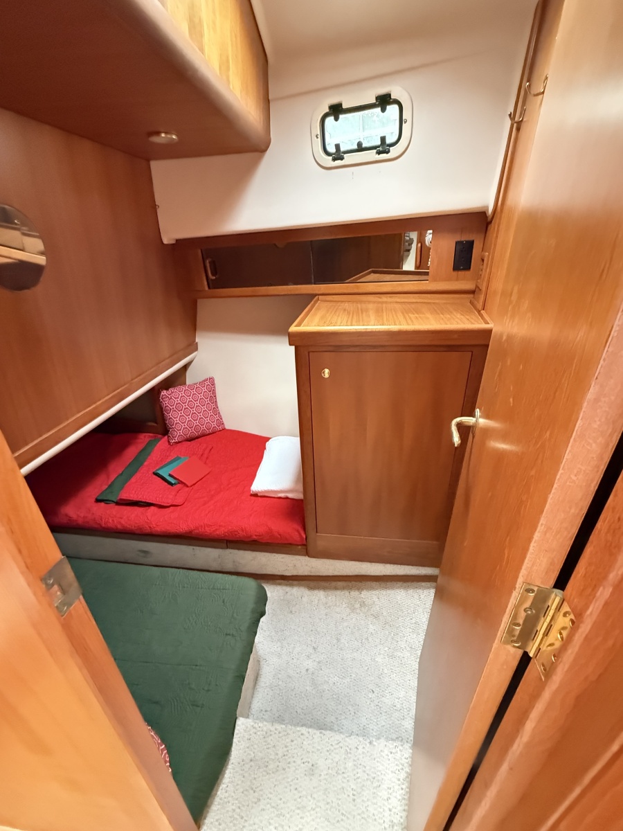 43' Mainship port guest stateroom1