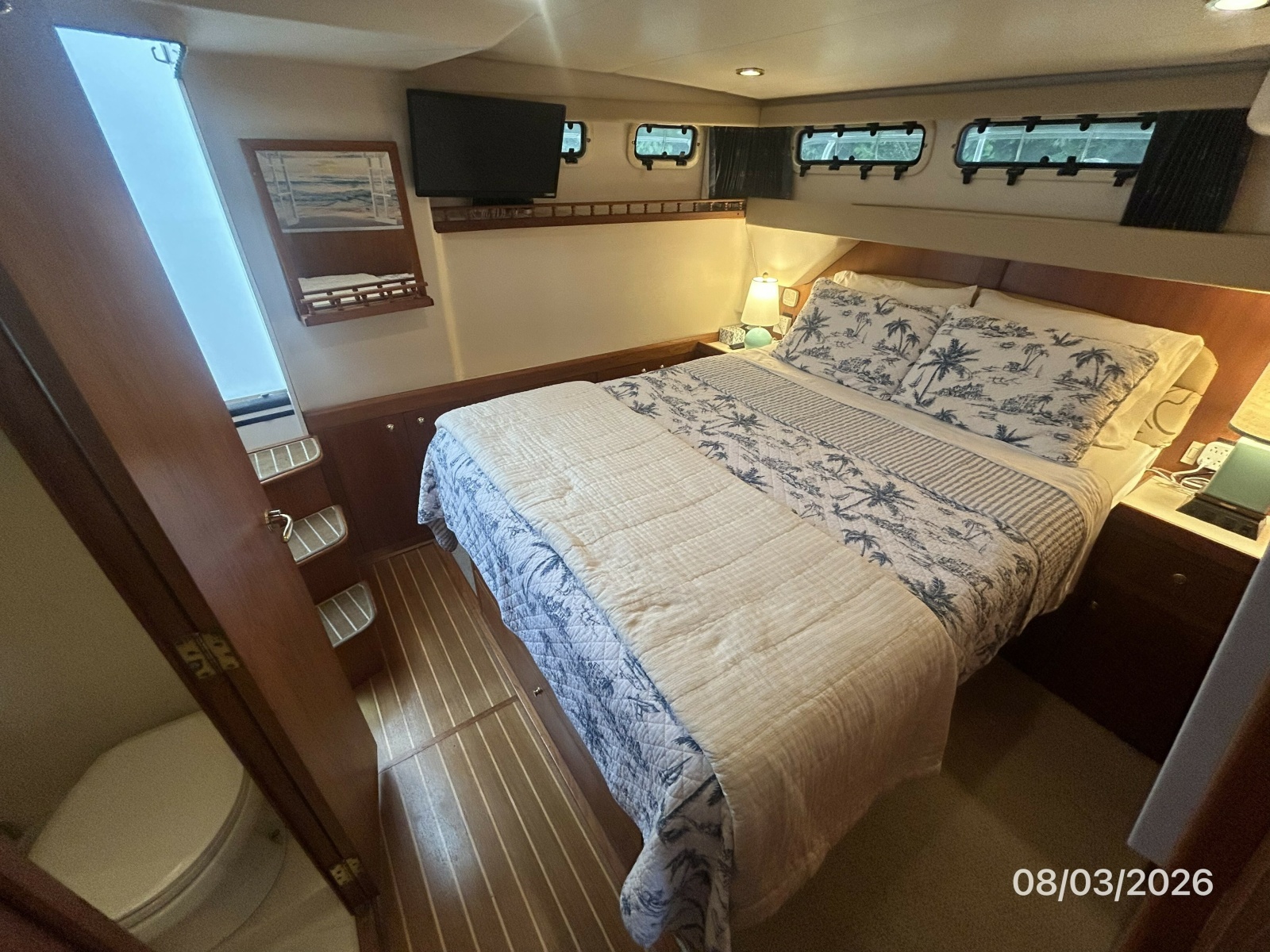 43' Mainship master stateroom1