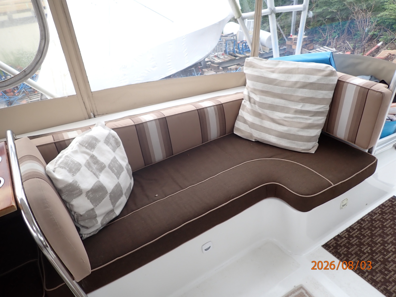 43' Mainship flybridge starboard aft seating
