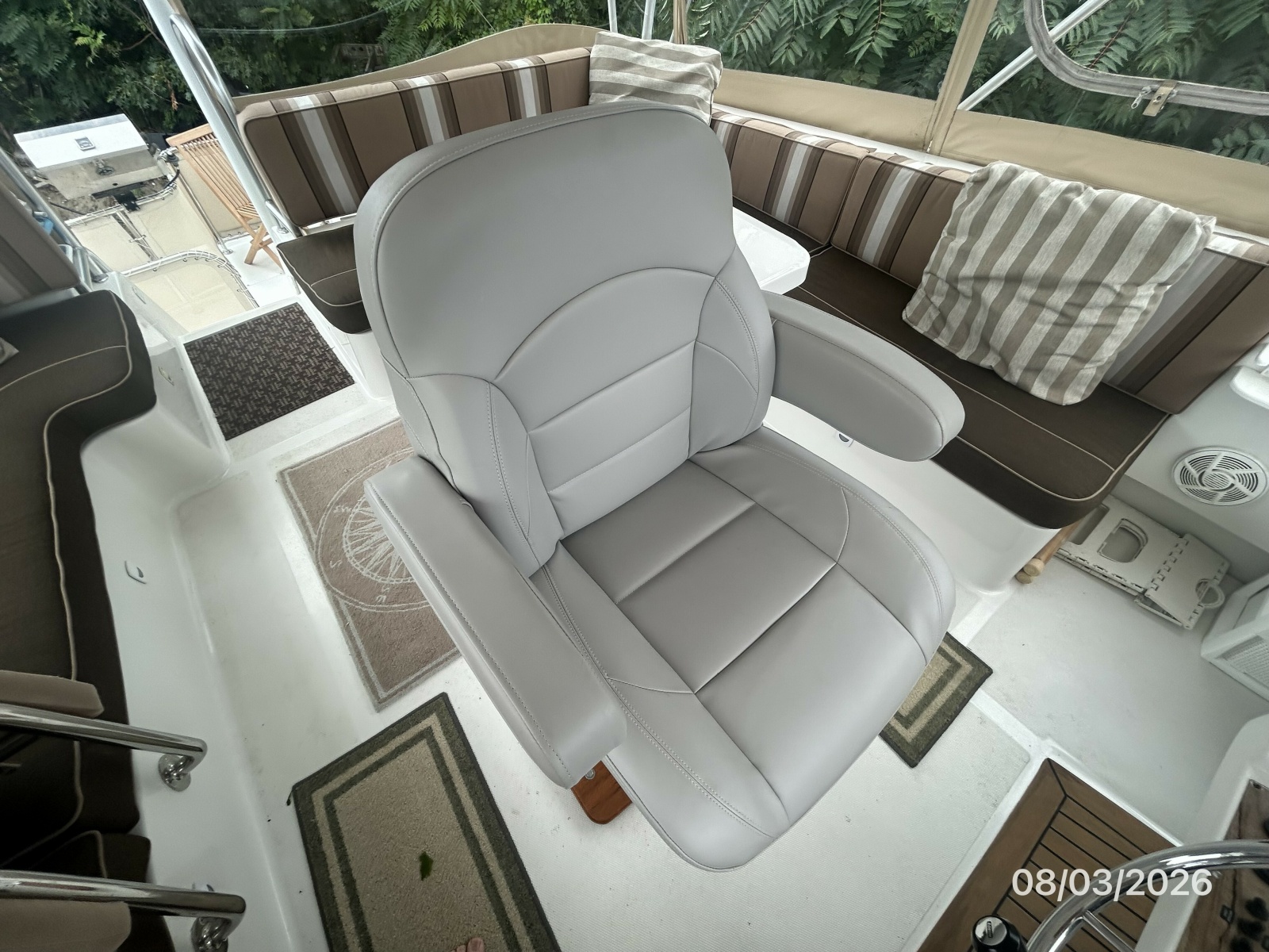 43' Mainship flybridge helmseat