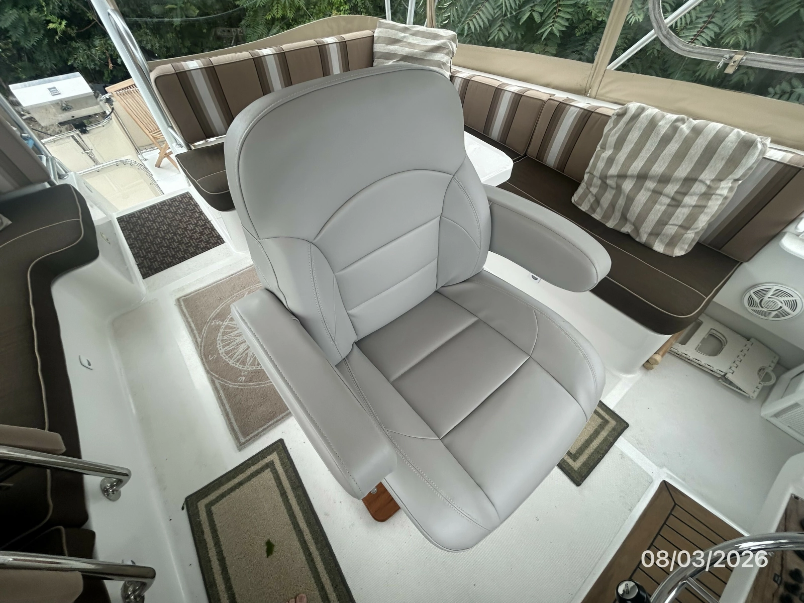 43' Mainship flybridge helmseat