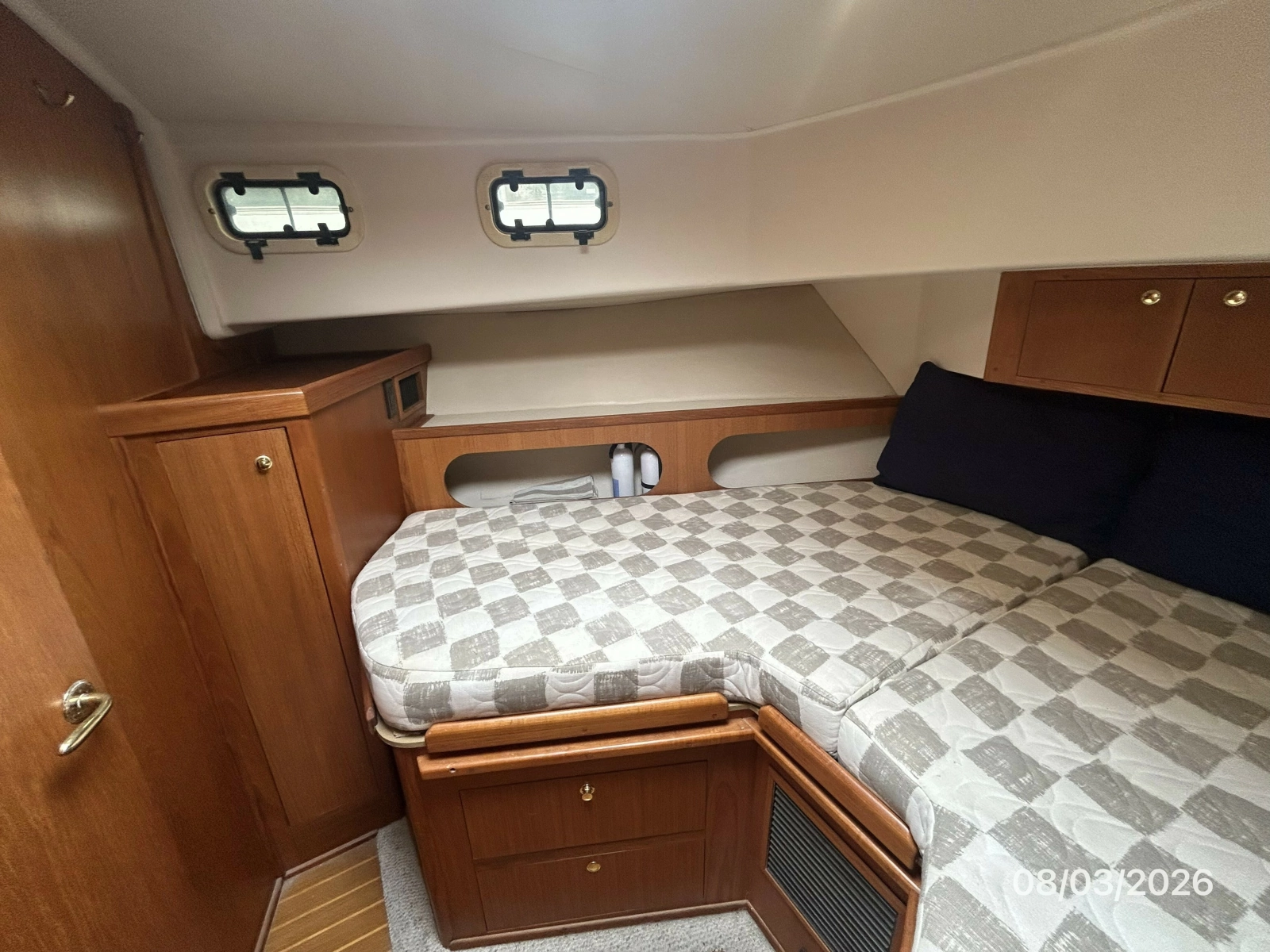 43' Mainship guest stateroom port