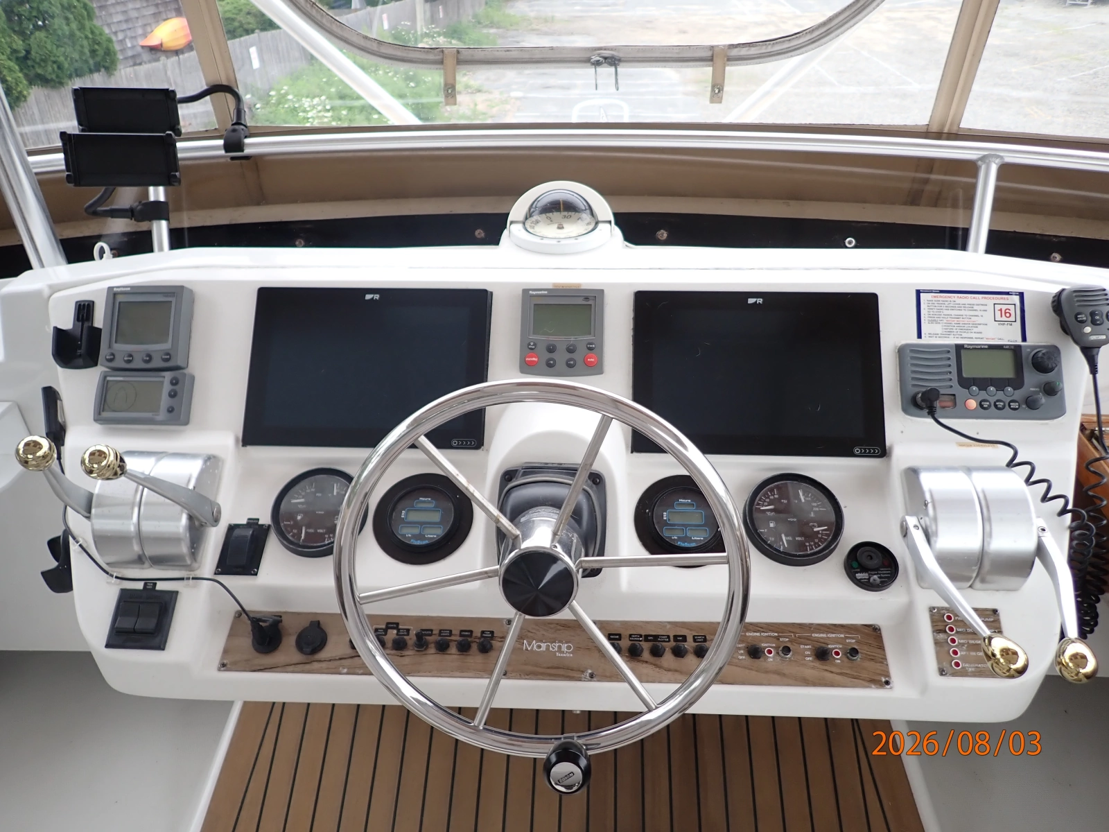 43' Mainship flybridge helm3