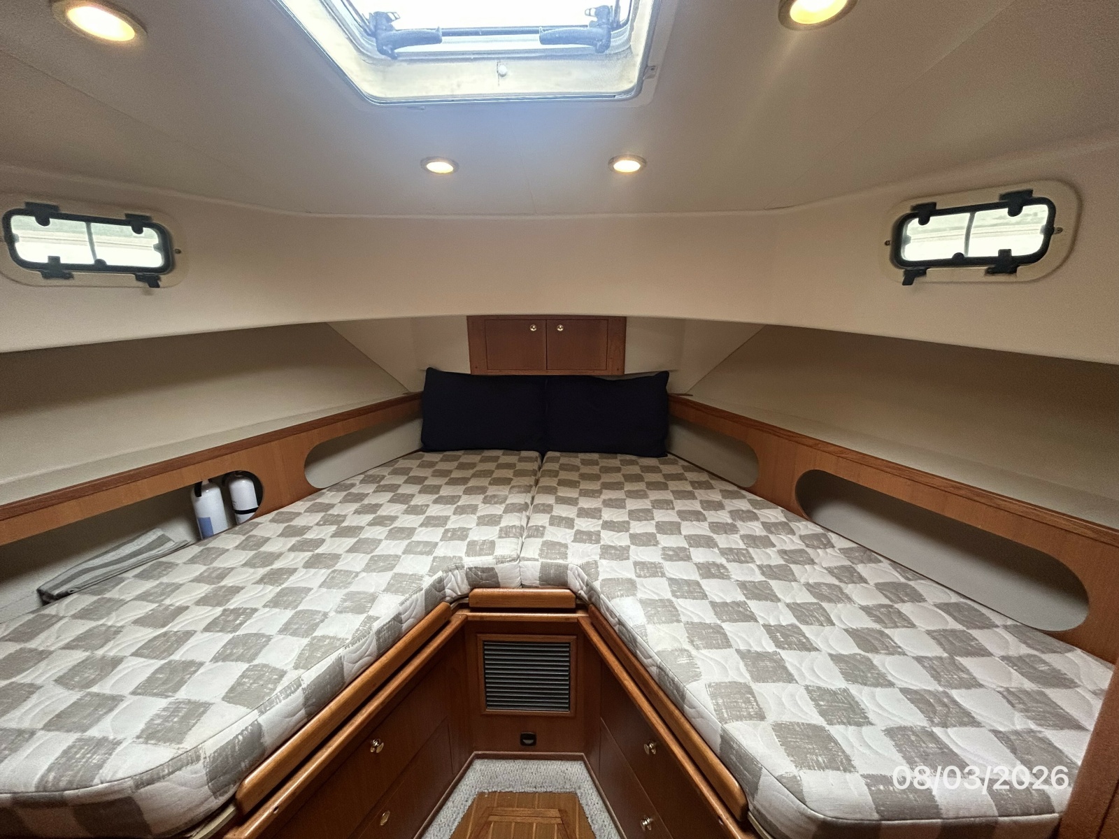 43' Mainship guest stateroom1