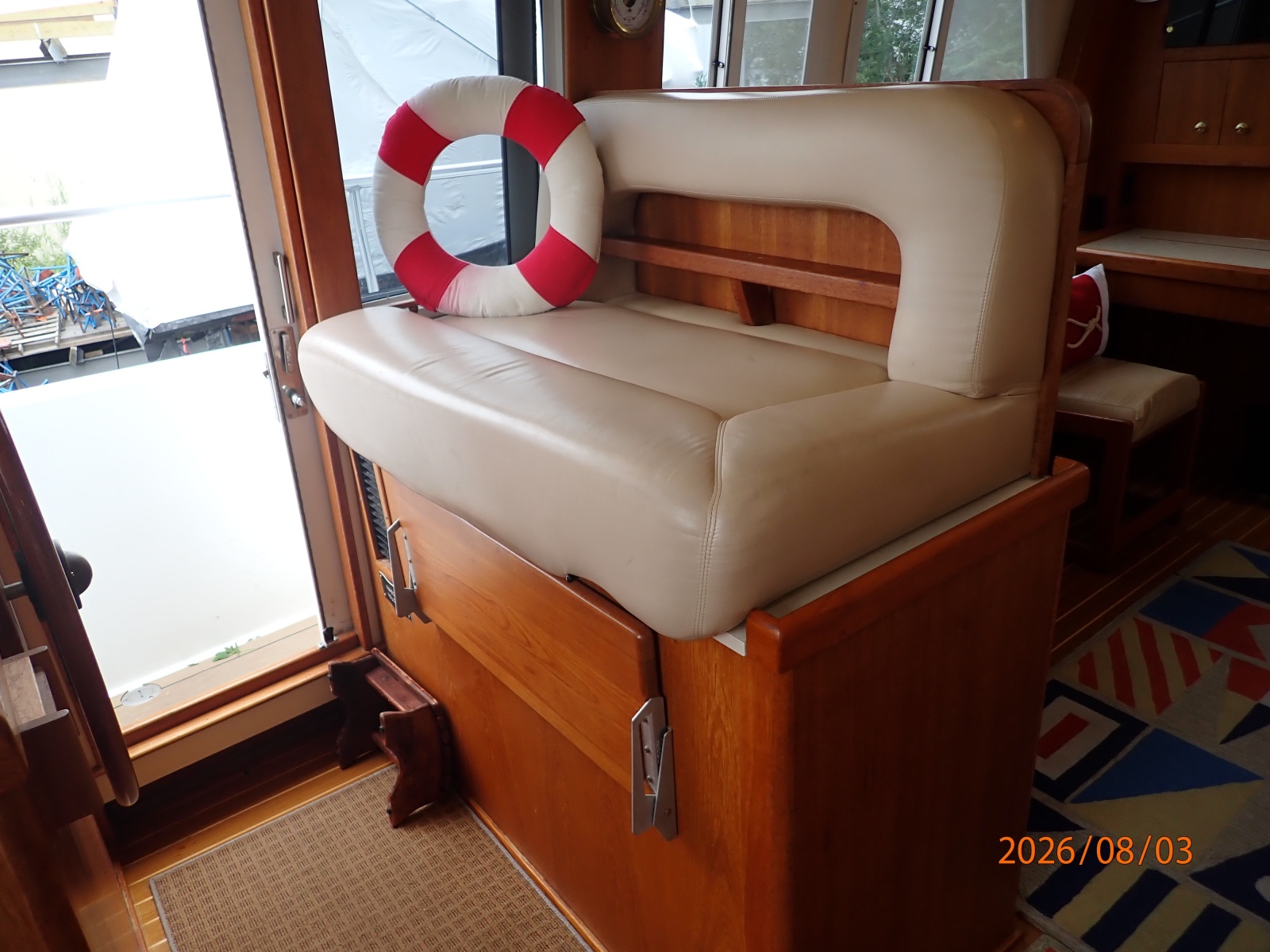 43' Mainship lower helm benchseat