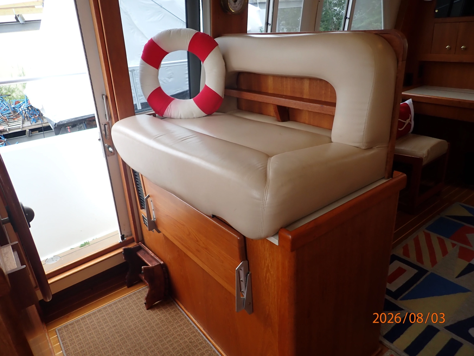 43' Mainship lower helm benchseat