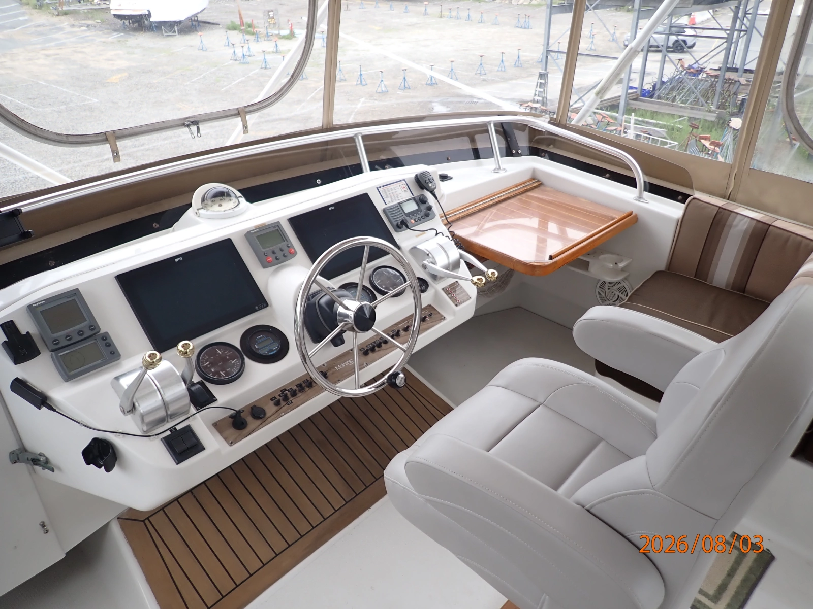 43' Mainship flybridge helm1