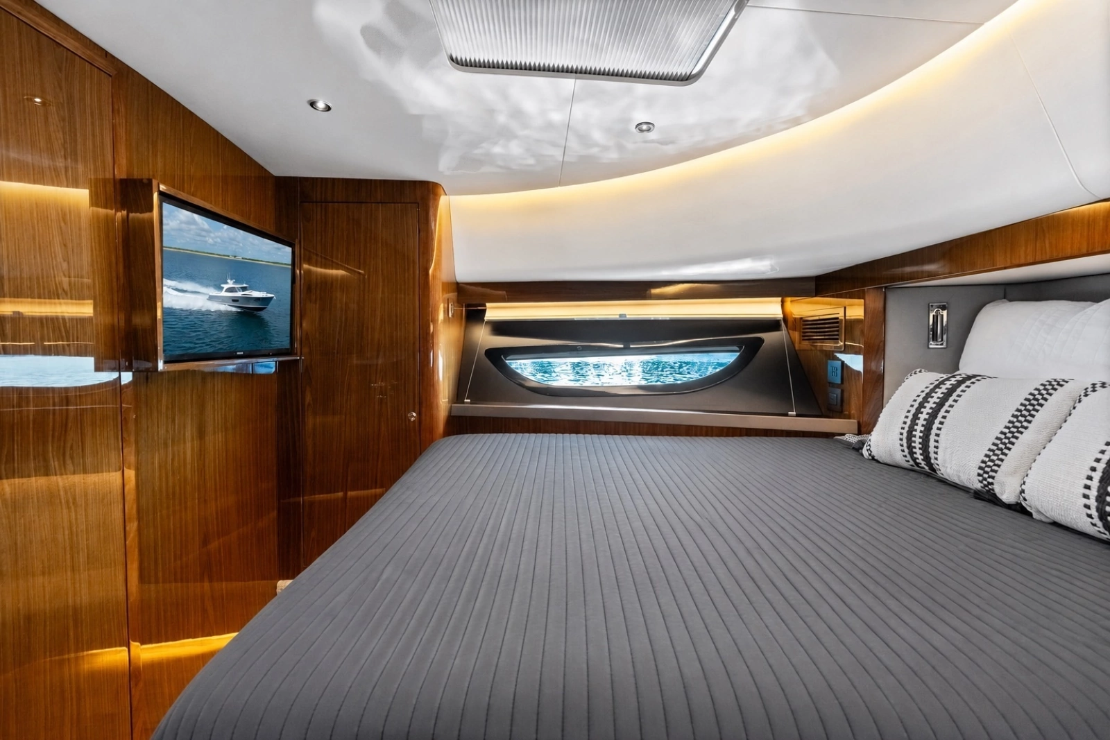 Eclipse 50 - STINGRAY GRAY - Master Stateroom