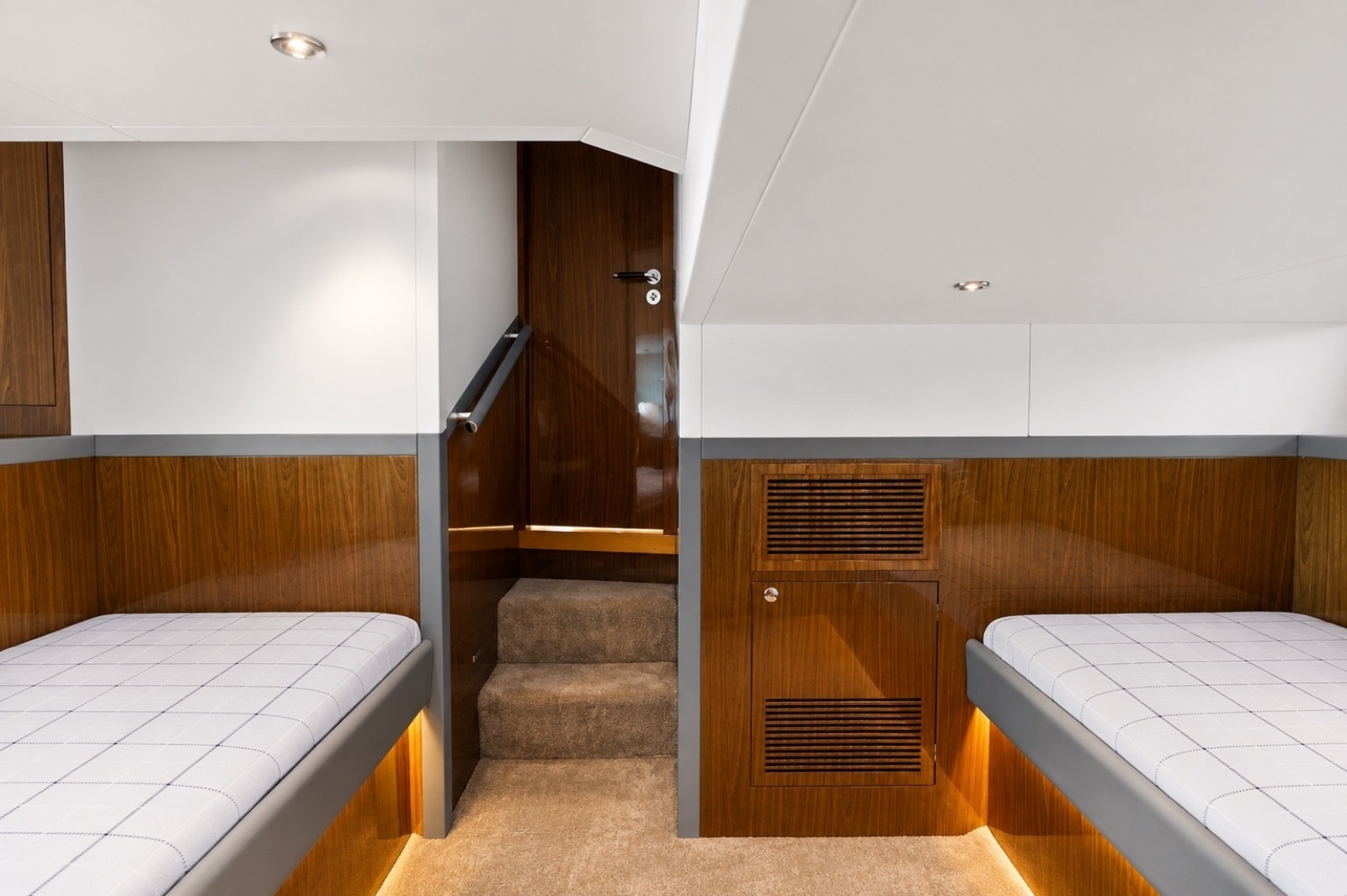 Eclipse 50 - STINGRAY GRAY - Guest Stateroom