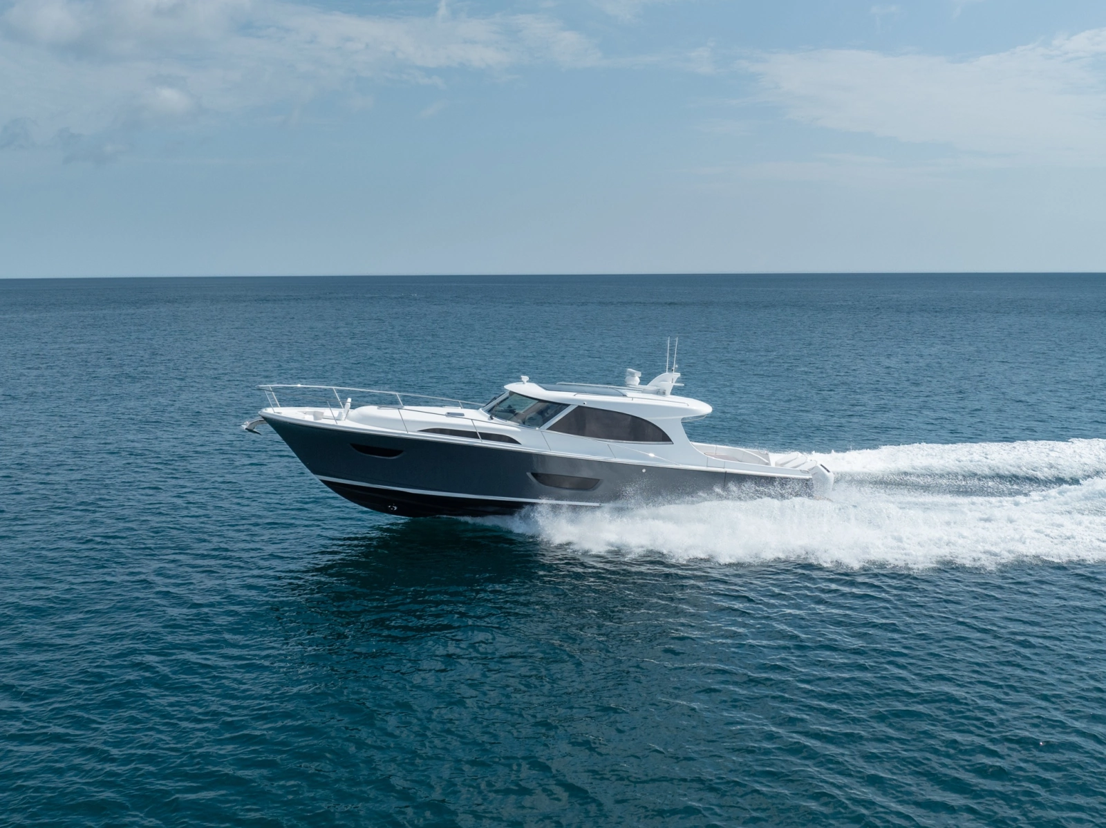 Eclipse 50 - STINGRAY GRAY - Exterior Profile