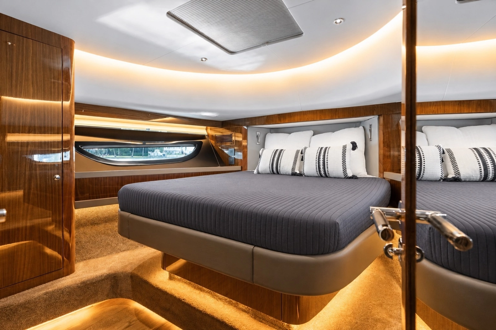 Eclipse 50 - STINGRAY GRAY - Master Stateroom