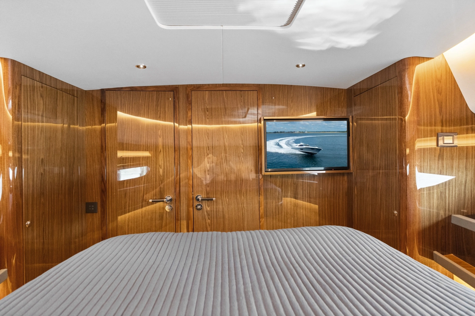 Eclipse 50 - STINGRAY GRAY - Master Stateroom