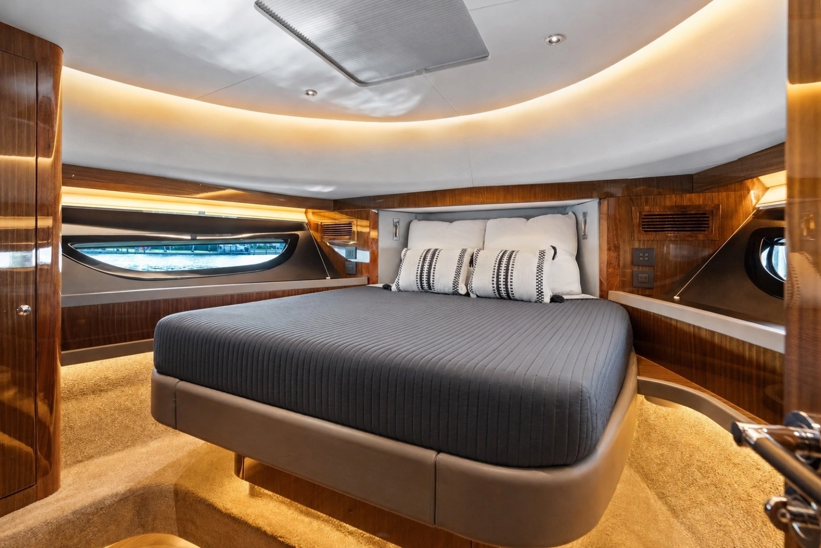 Eclipse 50 - STINGRAY GRAY - Master Stateroom