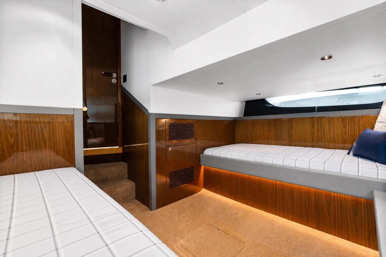 Eclipse 50 - STINGRAY GRAY - Guest Stateroom
