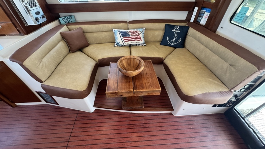 Dinette Looking Port