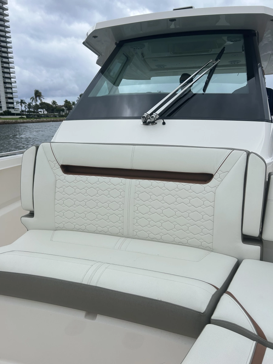 2023 Tiara Yachts 34 LS