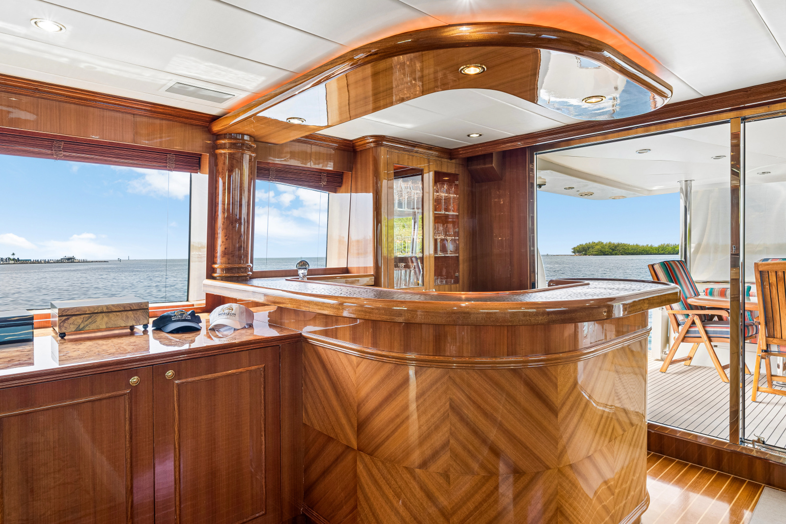 2006 Horizon 82 Skylounge