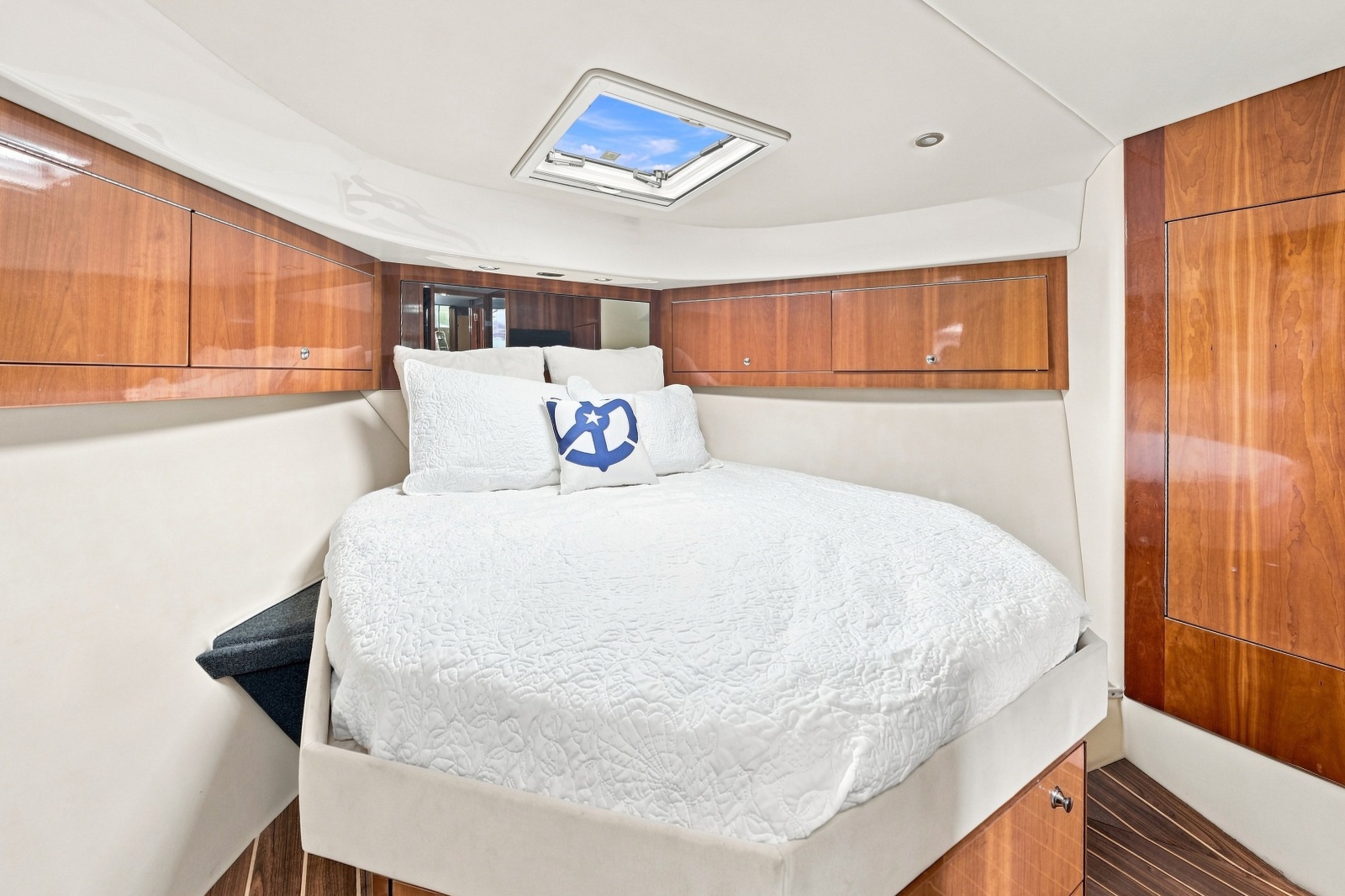 2009 Riviera 4700 Sport Yacht