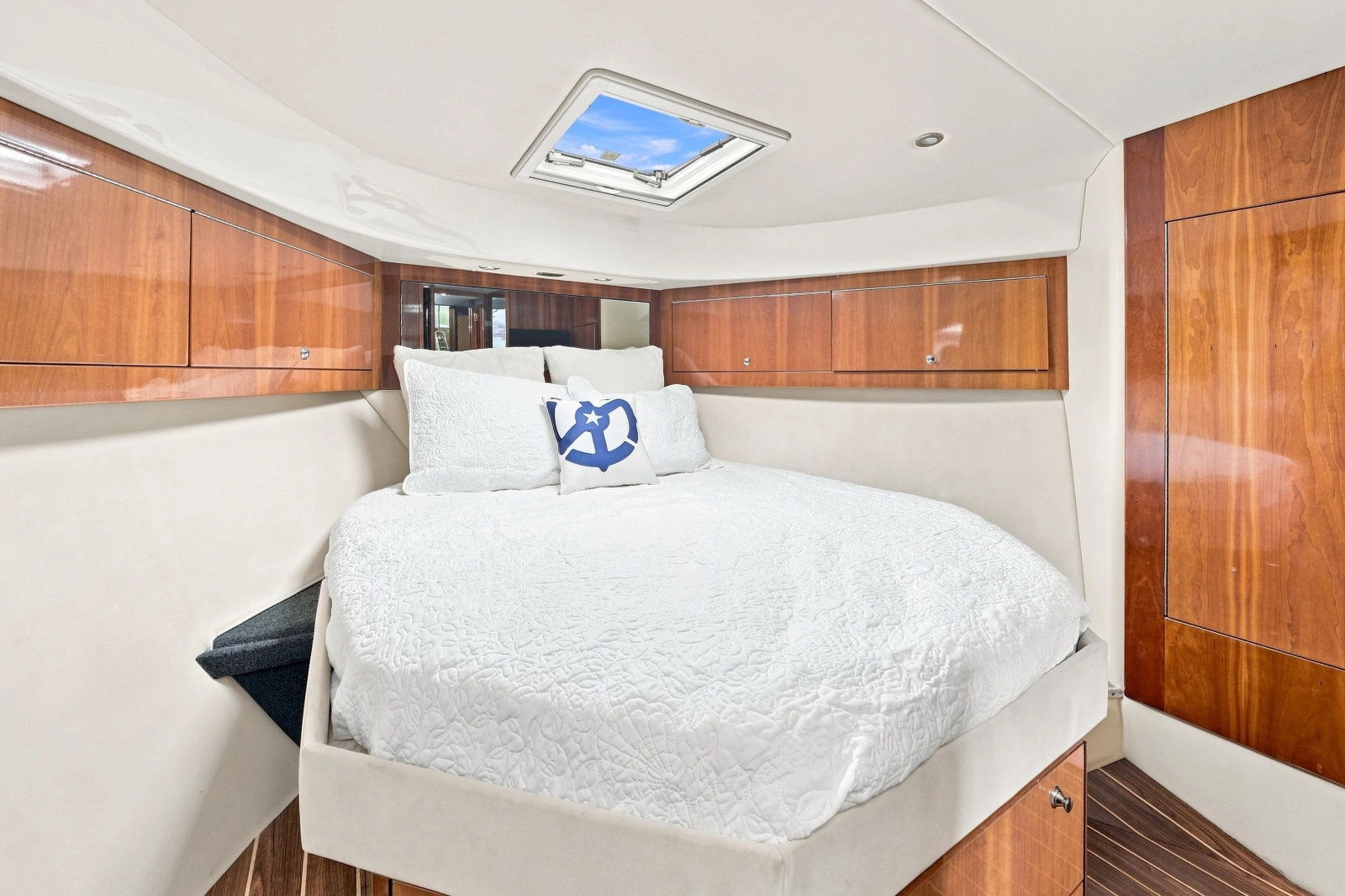2009 Riviera 4700 Sport Yacht