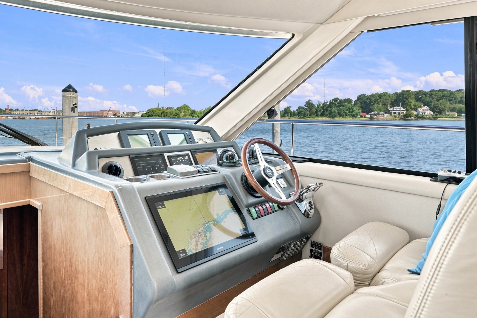 2009 Riviera 4700 Sport Yacht