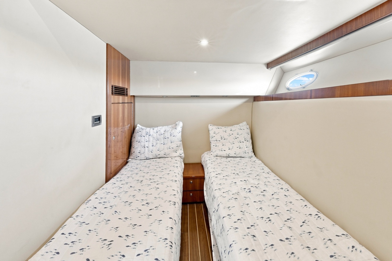 2009 Riviera 4700 Sport Yacht