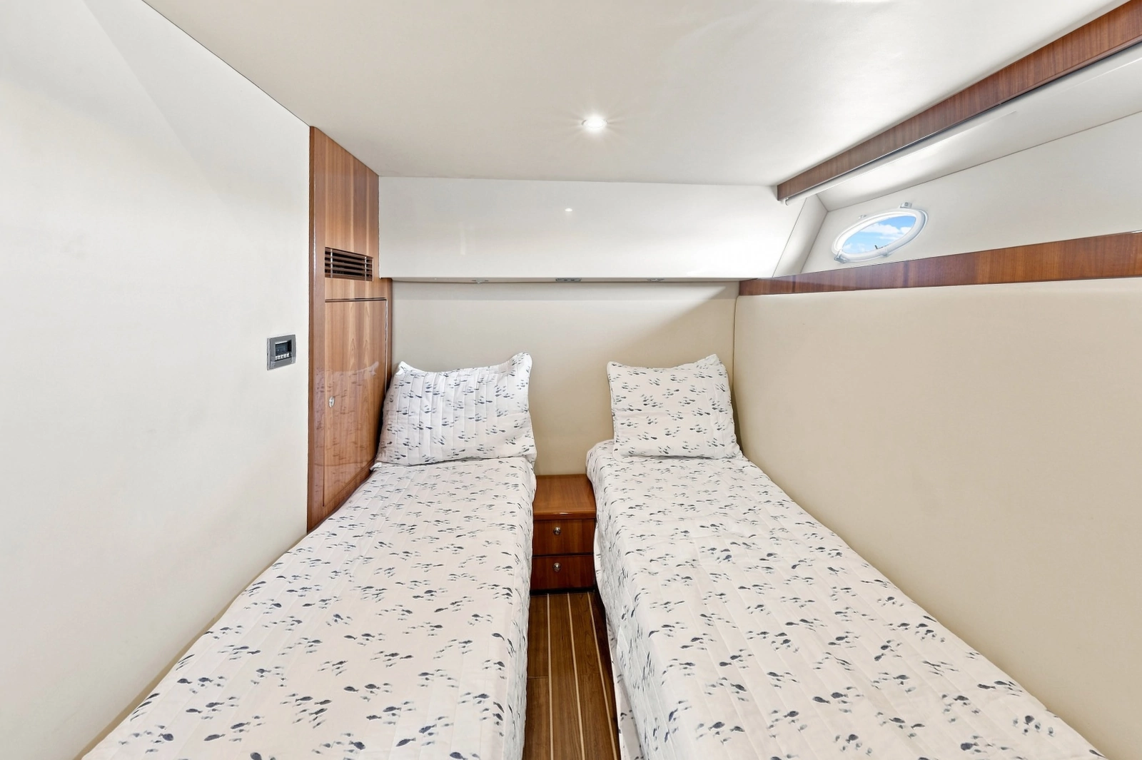 2009 Riviera 4700 Sport Yacht