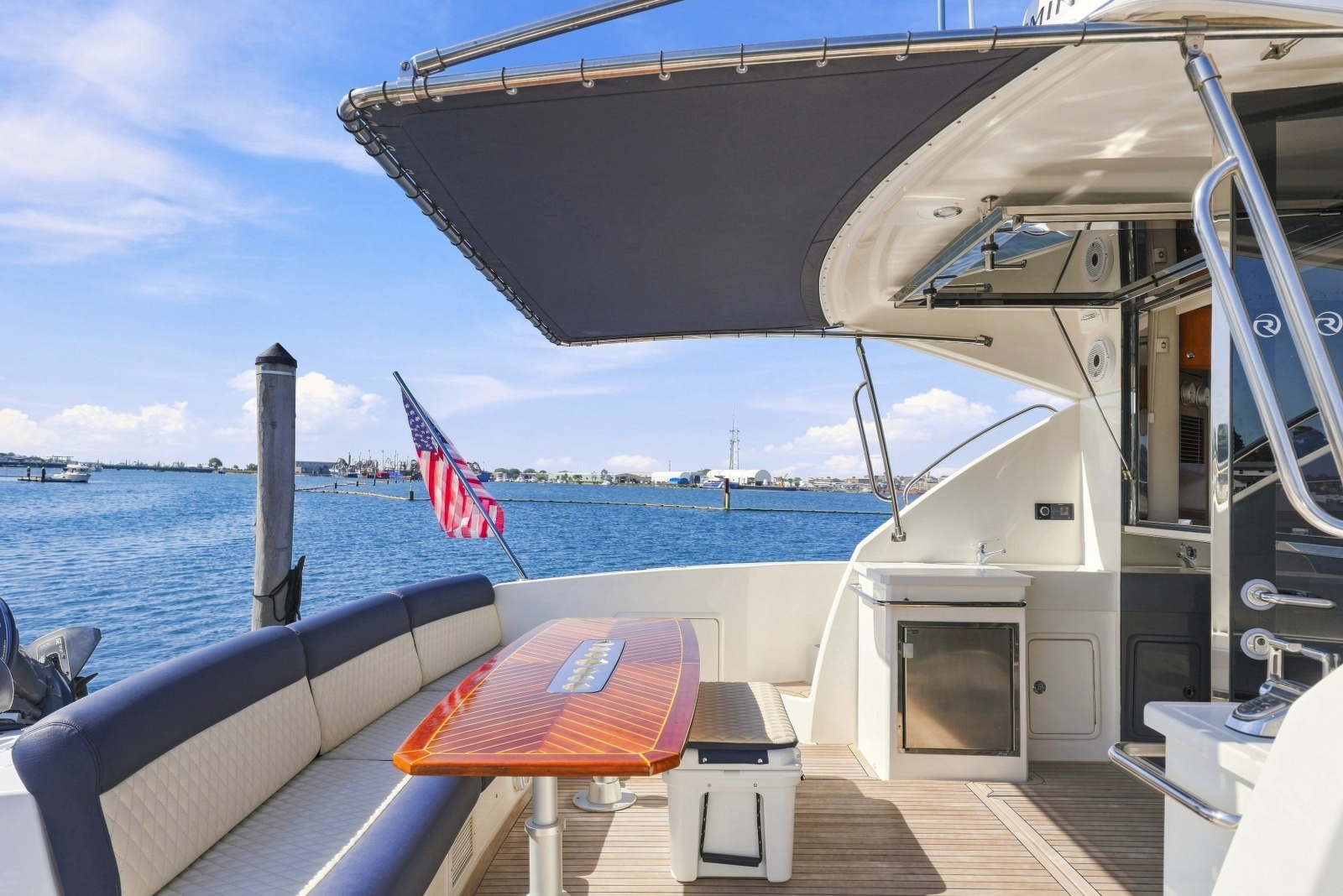 2009 Riviera 4700 Sport Yacht