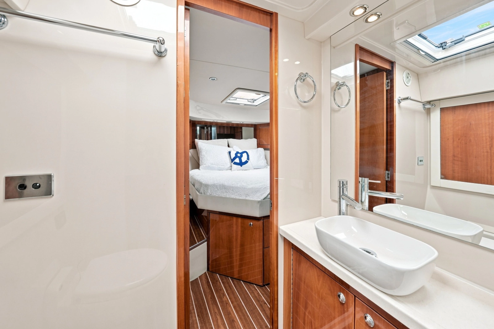 2009 Riviera 4700 Sport Yacht