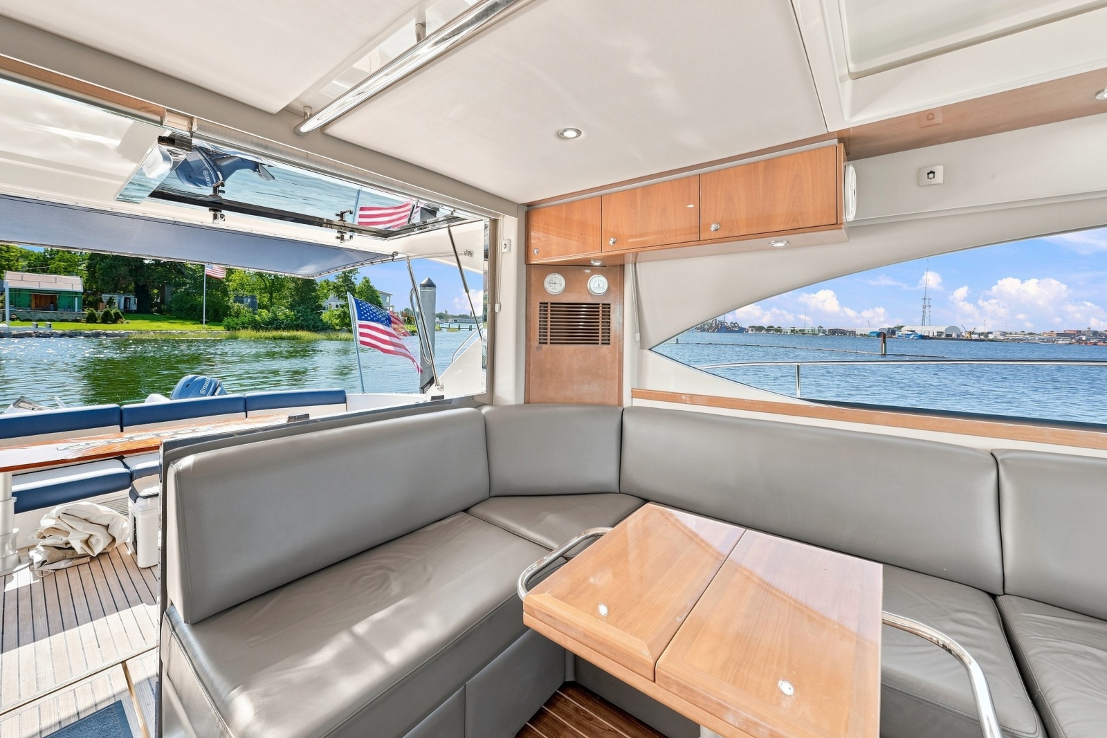2009 Riviera 4700 Sport Yacht