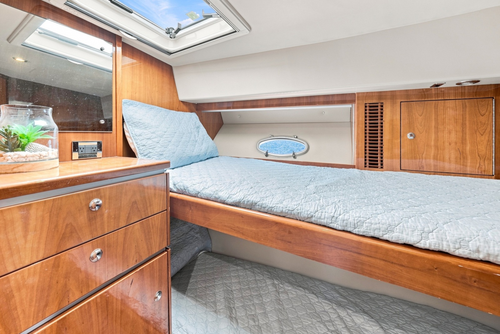 2009 Riviera 4700 Sport Yacht
