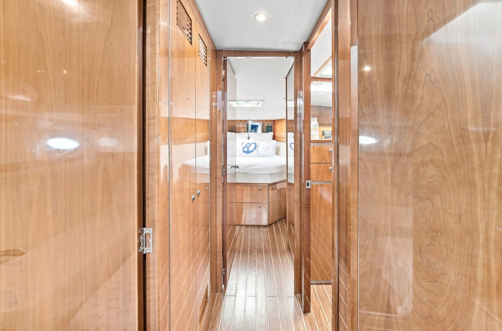 2009 Riviera 4700 Sport Yacht