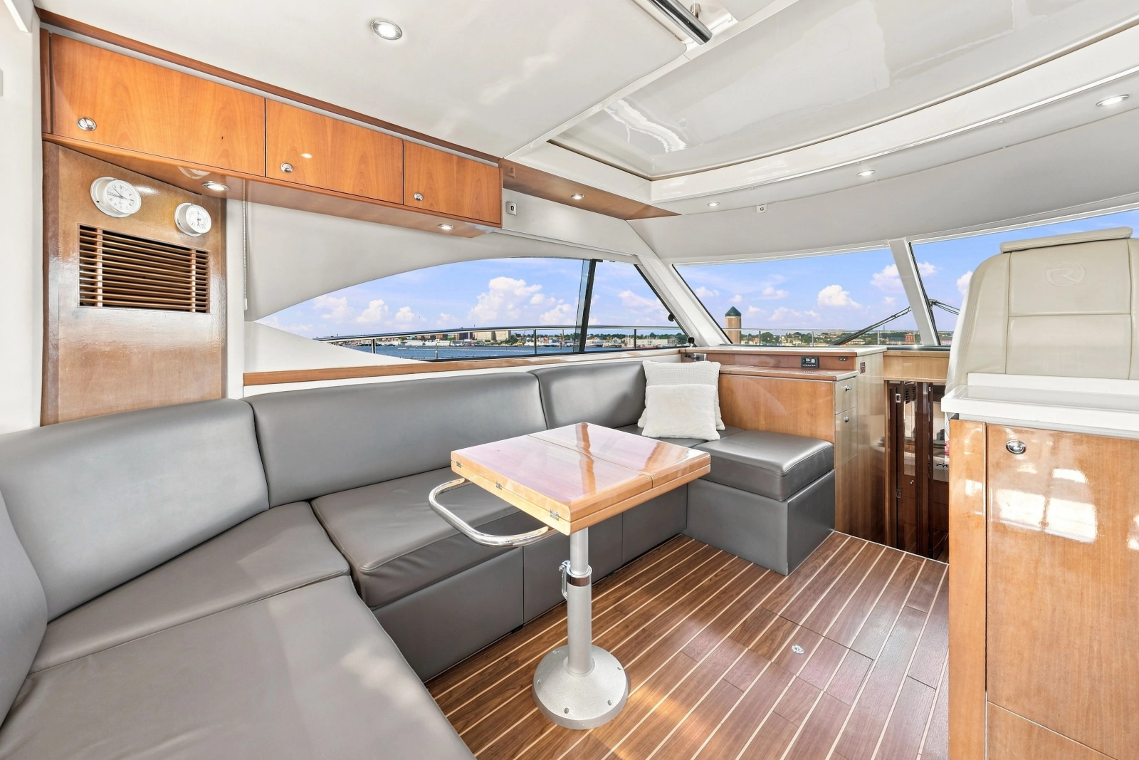 2009 Riviera 4700 Sport Yacht