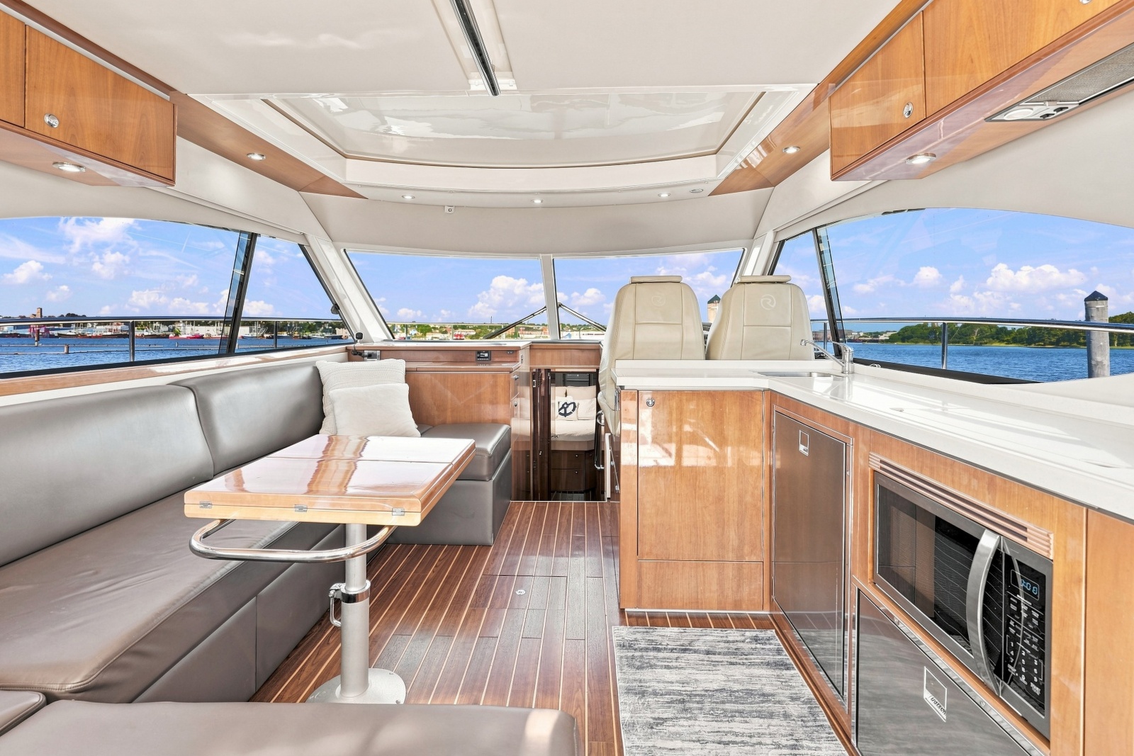 2009 Riviera 4700 Sport Yacht