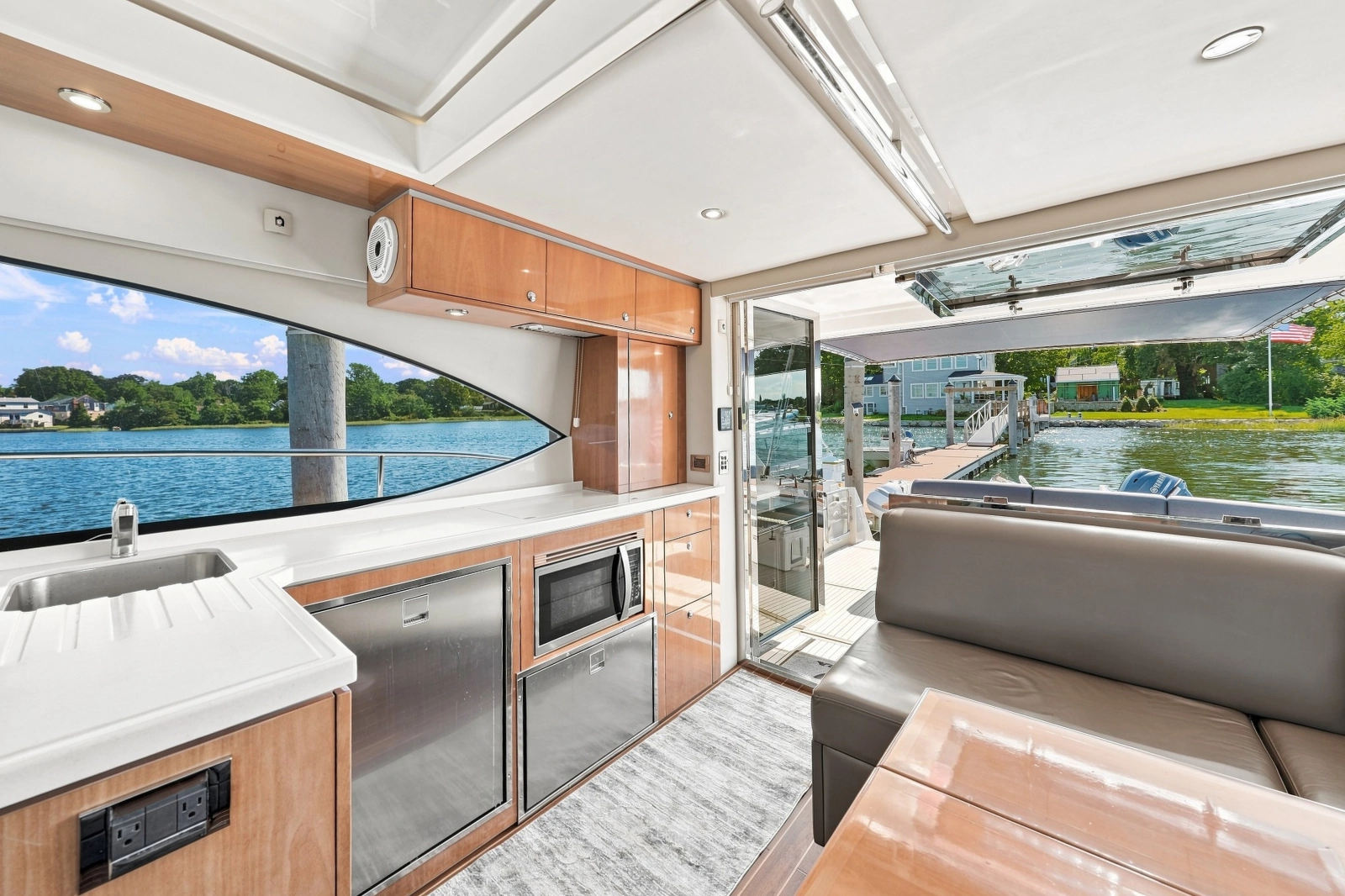 2009 Riviera 4700 Sport Yacht