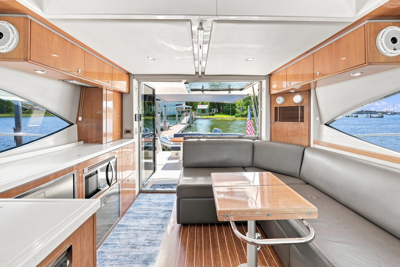 2009 Riviera 4700 Sport Yacht