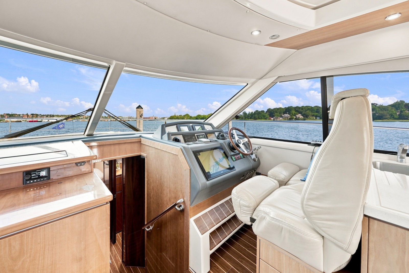 2009 Riviera 4700 Sport Yacht