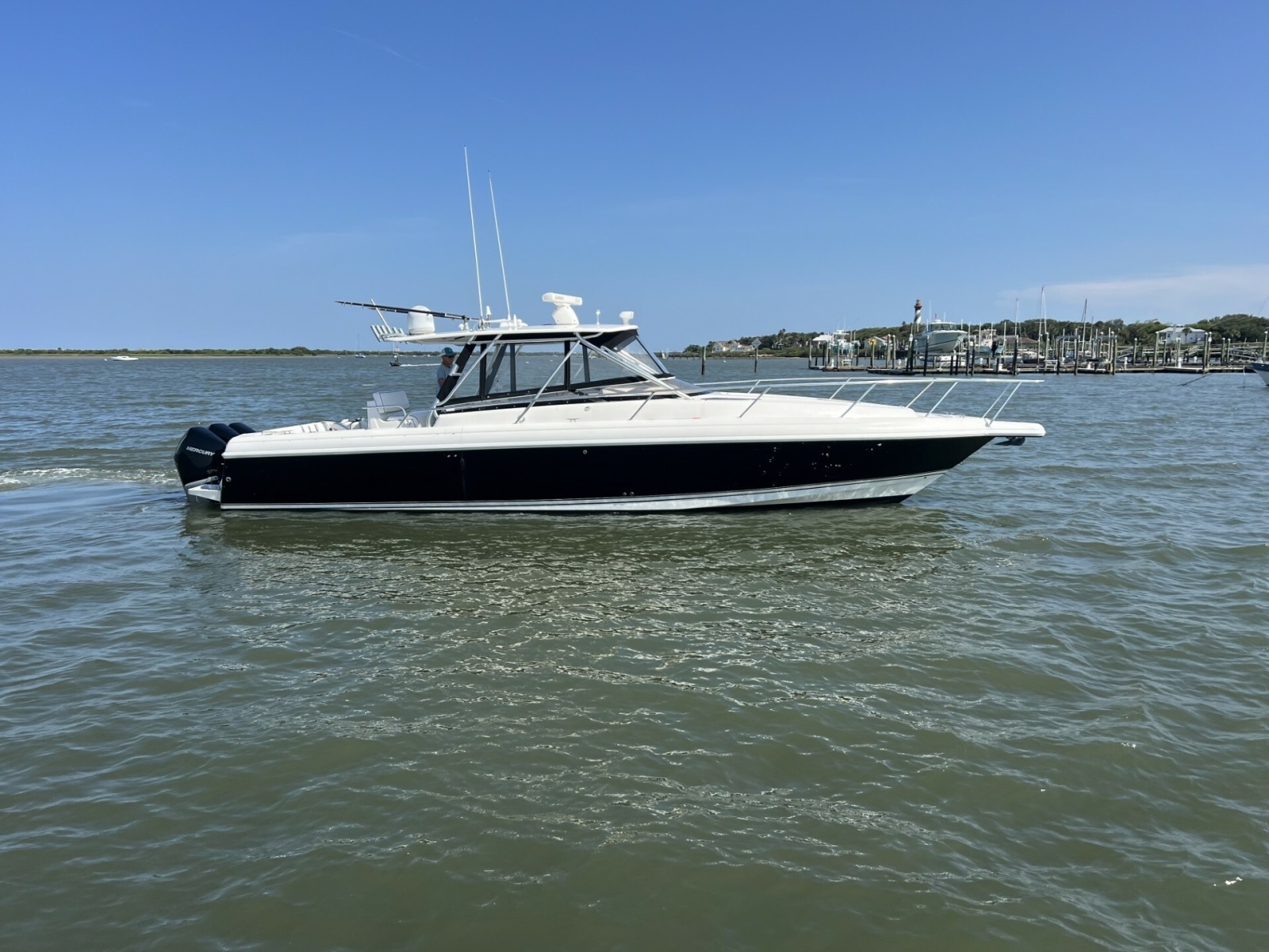 Intrepid 37 FINSURE - Exterior