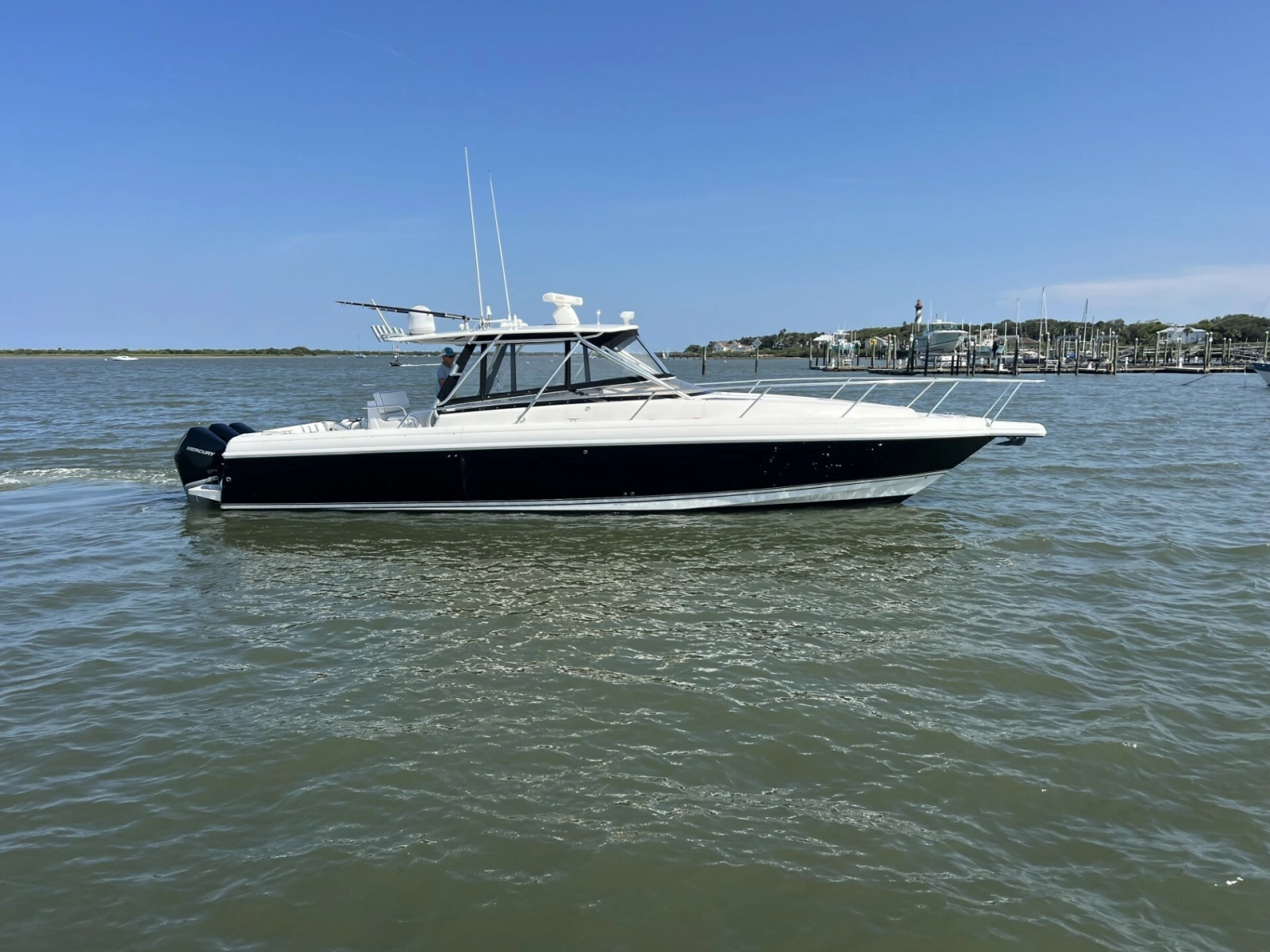 Intrepid 37 FINSURE - Exterior