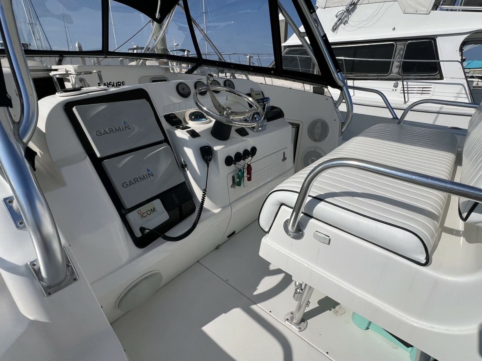 Intrepid 37 FINSURE - Helm