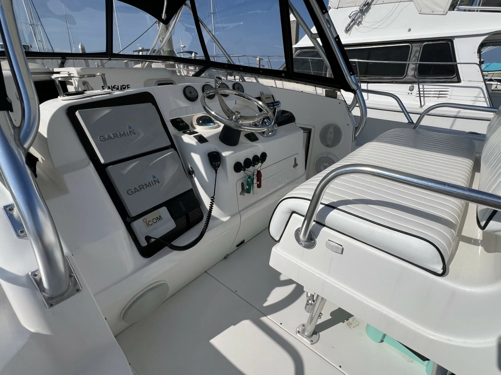 Intrepid 37 FINSURE - Helm