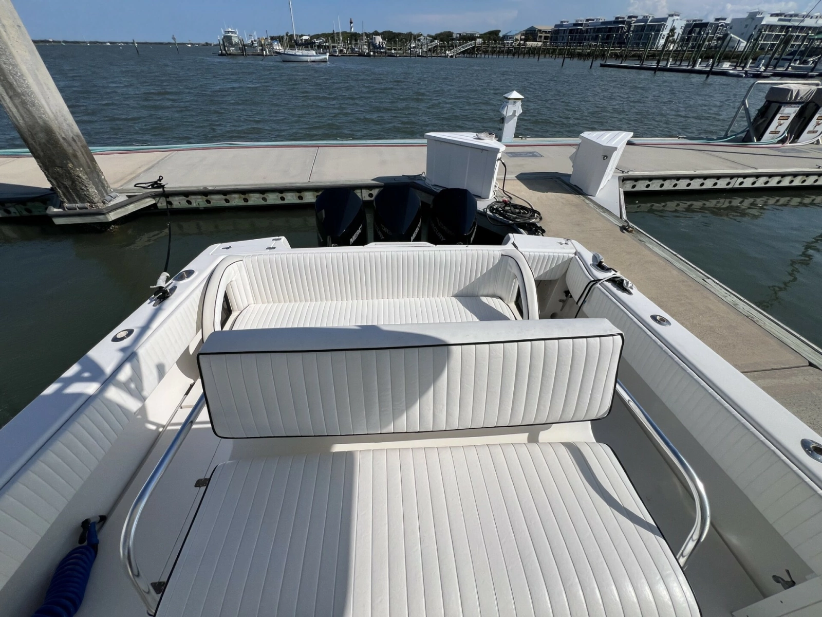 Intrepid 37 FINSURE - Helm Seating